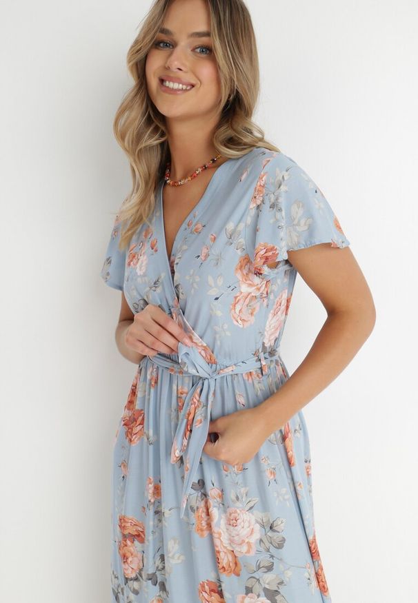 Born2be - Jasnoniebieska Sukienka Thellippe. Kolor: niebieski. Materiał: tkanina. Długość rękawa: krótki rękaw. Wzór: kwiaty. Styl: elegancki. Długość: maxi