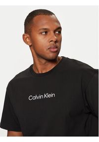 Calvin Klein T-Shirt Hero K10K111346 Czarny Regular Fit. Kolor: czarny. Materiał: bawełna