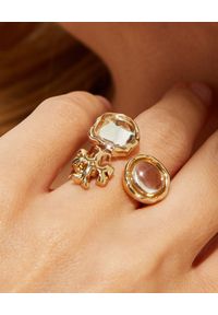 Tory Burch - TORY BURCH - Rozszerzany pierścionek Roxanne. Materiał: pozłacane, z mosiądzu, złote. Wzór: aplikacja