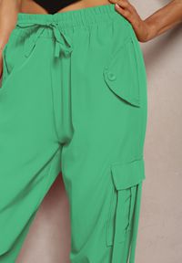 Renee - Zielone Spodnie o Fasonie Luźnych Bojówek High Waist z Wiszącymi Sznurkami Urselle. Okazja: na co dzień. Stan: podwyższony. Kolor: zielony. Materiał: materiał. Styl: elegancki, casual #3