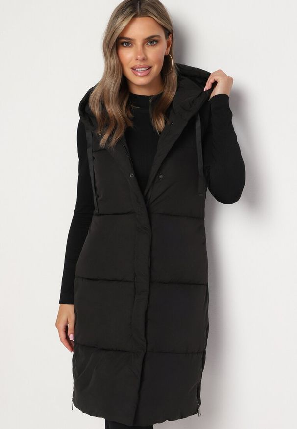 Born2be - Czarna Pikowana Kamizelka z Kapturem Wykończona Napami Prineria. Okazja: na co dzień. Typ kołnierza: kaptur. Kolor: czarny. Materiał: jeans. Styl: elegancki, casual
