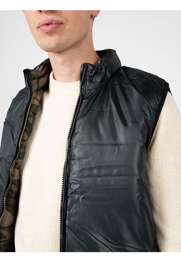 Pepe Jeans Bezrękawnik "Jack" | PL402589 | Jack | Mężczyzna | Khaki, Moro. Okazja: na co dzień. Kolor: brązowy. Materiał: poliester. Długość rękawa: bez rękawów. Wzór: moro. Styl: casual