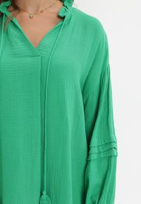 Born2be - Zielona Bawełniana Sukienka Mini z Ozdobnym Wiązaniem i Przeszyciami na Rękawach Anla. Kolor: zielony. Materiał: bawełna. Długość rękawa: długi rękaw. Typ sukienki: trapezowe. Długość: mini #4