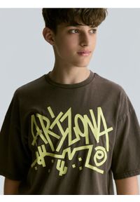 Reserved - T-shirt z nadrukiem - brązowy. Kolor: brązowy. Materiał: bawełna, dzianina. Wzór: nadruk #1