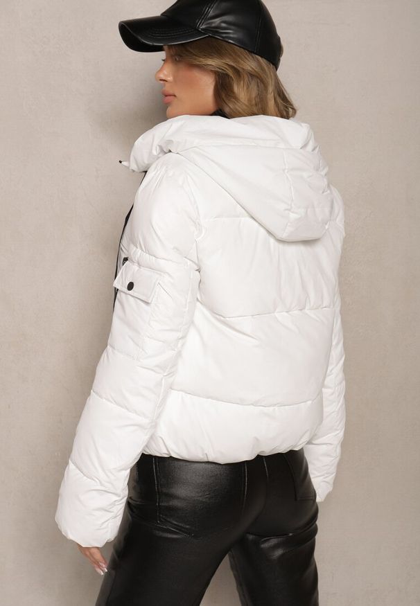Renee - Biała Pikowana Kurtka o Prostym Kroju z Kapturem i Kieszeniami Miriara. Okazja: na spacer, na co dzień. Typ kołnierza: kaptur. Kolor: beżowy. Materiał: jeans. Sezon: zima. Styl: casual, elegancki