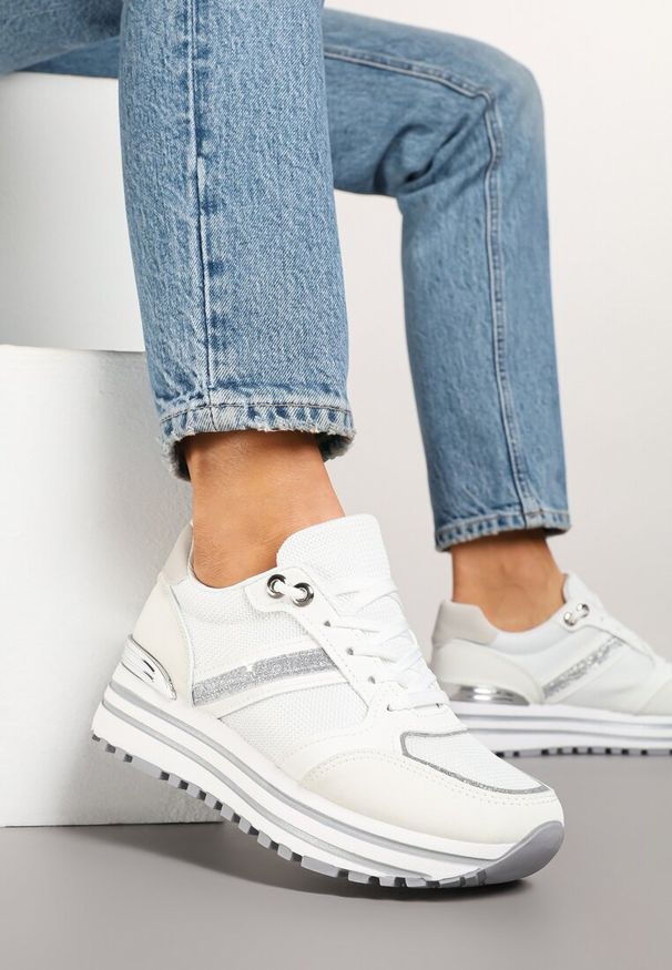 Renee - Białe Sneakersy na Niskiej Platformie z Brokatem i Metaliczną Wstawką Fennena. Okazja: na co dzień. Kolor: biały. Materiał: jeans. Wzór: aplikacja. Sezon: lato. Obcas: na platformie