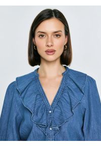 Big-Star - Koszula damska jeansowa niebieska Irina 392. Typ kołnierza: kołnierzyk stójkowy, dekolt w kształcie V. Kolor: niebieski. Materiał: jeans. Długość rękawa: długi rękaw. Długość: długie #6