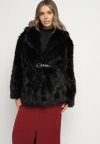 Born2be - Czarna Elegancka Kurtka Futerko z Paskiem z Klamrą Gonne. Okazja: na imprezę, na co dzień, na spacer. Kolor: czarny. Materiał: futro. Styl: elegancki