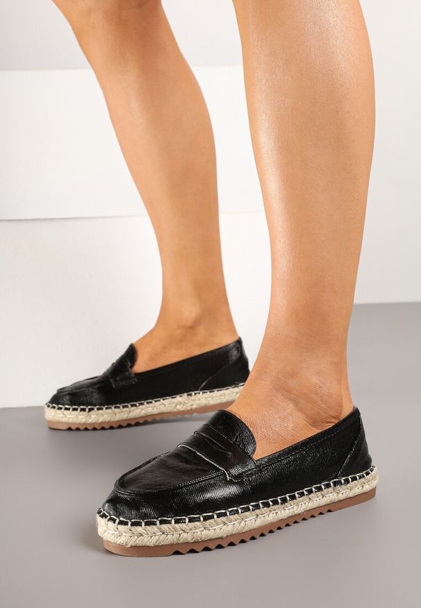 Renee - Czarne Espadryle Ozdobione Plecionką i Paskiem Zolivia. Okazja: na co dzień. Zapięcie: pasek. Kolor: czarny. Wzór: aplikacja. Materiał: jeans. Sezon: lato, wiosna. Obcas: na obcasie. Styl: casual. Wysokość obcasa: niski