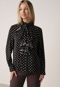 Born2be - Czarna Wiskozowa Koszula w Kropki ze Stójką z Ozdobnymi Falbanami Isamene. Okazja: na co dzień. Typ kołnierza: kołnierzyk stójkowy. Kolor: czarny. Materiał: wiskoza. Wzór: kropki. Styl: casual, klasyczny #1
