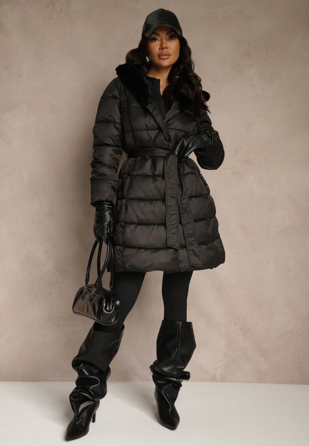 Renee - Czarna Pikowana Kurtka z Nieodpinanym Kapturem o Długim Kroju z Paskiem Lidassea. Okazja: na co dzień. Kolor: czarny. Materiał: jeans. Długość: długie. Styl: casual