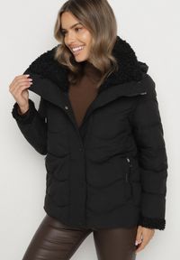 Born2be - Czarna Pikowana Kurtka z Kapturem i Kołnierzem z Futerkiem Typu Baranek Olandia. Okazja: na spacer, na co dzień. Typ kołnierza: kaptur. Kolor: czarny. Materiał: futro. Styl: casual, sportowy #1