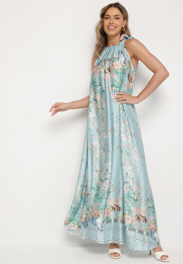 Born2be - Jasnozielona Satynowa Sukienka w Kwiaty z Ozdobnym Wiązaniem Fenasella. Okazja: na co dzień. Kolor: zielony. Materiał: satyna. Wzór: kwiaty. Typ sukienki: proste. Styl: casual, klasyczny, elegancki, wizytowy