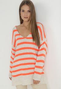 Born2be - Biało-Pomarańczowy Sweter z Wełną w Paski z Trójkątnym Dekoltem Muwsand. Kolor: biały. Materiał: wełna. Wzór: paski #1