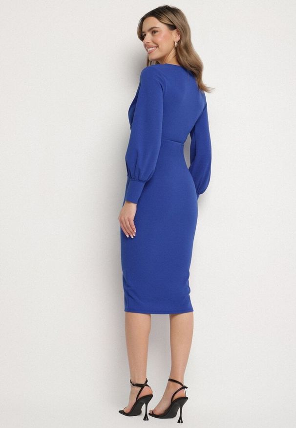 Born2be - Niebieska Dopasowana Sukienka Koktajlowa z Kopertowym Dekoltem Redalia. Okazja: na imprezę. Typ kołnierza: dekolt kopertowy. Kolor: niebieski. Typ sukienki: kopertowe. Styl: wizytowy