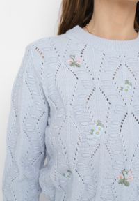 Born2be - Jasnoniebieski Sweter o Klasycznym Kroju z Haftowanymi Kwiatami Chasane. Kolor: niebieski. Materiał: bawełna, wełna. Wzór: kwiaty, haft. Styl: klasyczny #4