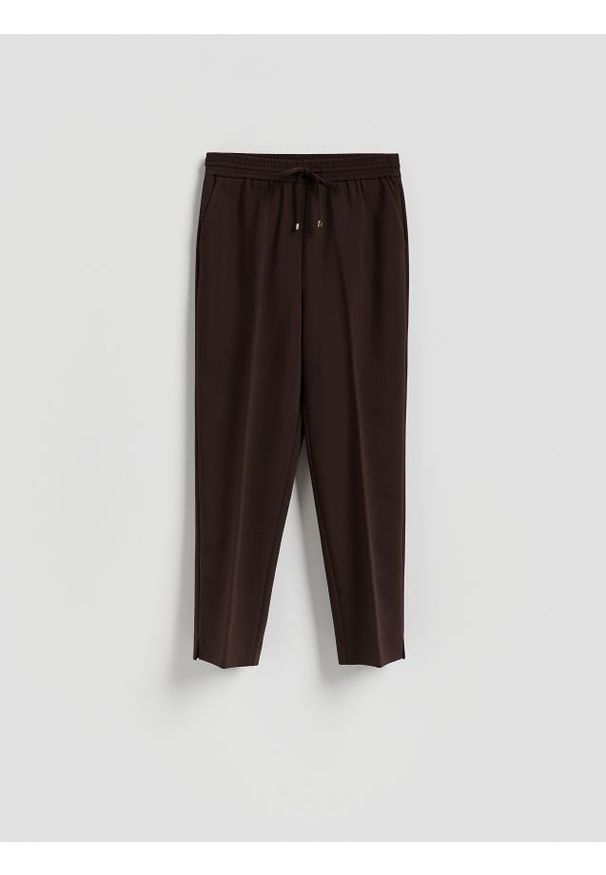 Reserved - Spodnie z kantem - ciemnobrązowy. Kolor: brązowy. Materiał: wiskoza, tkanina