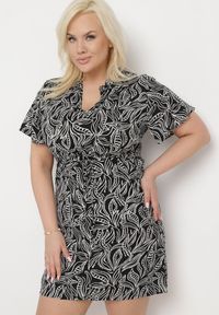 Born2be - Czarno-Biała Sukienka Rozkloszowana ze Sznurkiem w Talii w Drobny Print Ikattia. Okazja: na co dzień, na imprezę. Typ kołnierza: dekolt w kształcie V. Kolor: czarny. Materiał: tkanina, materiał. Długość rękawa: krótki rękaw. Wzór: nadruk. Sezon: lato. Styl: casual, elegancki, klasyczny #1
