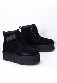 Ugg - Buty zimowe damskie czarne UGG W NEUMEL PLATFORM. Okazja: na co dzień, na spacer, do pracy. Kolor: czarny. Sezon: zima. Obcas: na platformie. Styl: casual