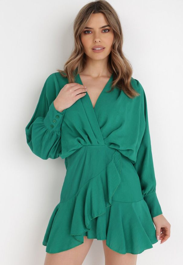 Born2be - Zielona Sukienka Appobe. Okazja: na imprezę. Typ kołnierza: dekolt w serek. Kolor: zielony. Materiał: wiskoza, tkanina. Wzór: aplikacja. Typ sukienki: kopertowe. Długość: mini