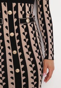 Born2be - Ciemnobeżowa Sweterkowa Sukienka Mini w Geometryczny Wzór Carlas. Okazja: na co dzień. Kolor: beżowy. Materiał: wiskoza, jeans. Wzór: geometria. Typ sukienki: dopasowane. Styl: casual, elegancki. Długość: mini #5