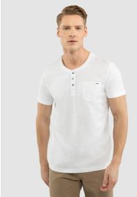 Volcano - T-shirt z rozpinanym dekoltem T-HUBRIS. Kolekcja: plus size. Kolor: biały. Materiał: materiał, bawełna. Długość rękawa: krótki rękaw. Długość: krótkie. Wzór: aplikacja. Styl: klasyczny #1