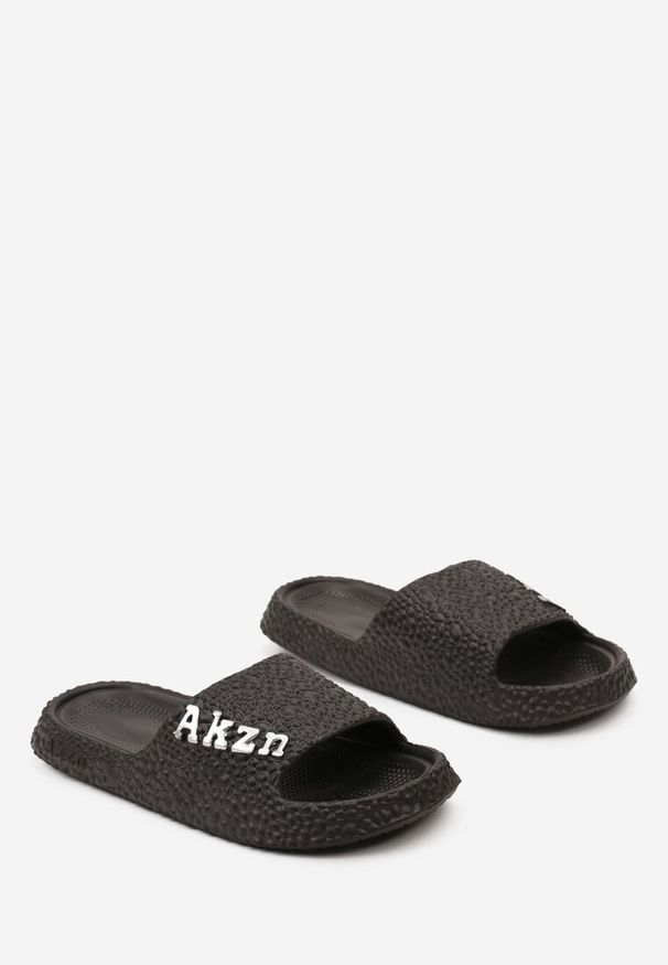 Born2be - Czarne Klapki z Tłoczonej Pianki z Literkami na Szerokim Pasku Adopra. Kolor: czarny. Wzór: aplikacja