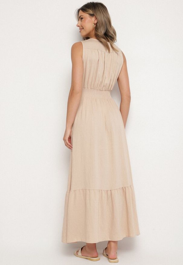 Born2be - Beżowa Kopertowa Sukienka z Wiskozy Bez Rękawów Nalimira. Okazja: na spotkanie biznesowe, na co dzień. Typ kołnierza: dekolt w serek. Kolor: beżowy. Materiał: wiskoza. Długość rękawa: bez rękawów. Typ sukienki: kopertowe. Styl: casual, klasyczny, biznesowy