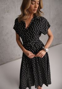 Renee - Czarna Wiskozowa Sukienka w Kropeczki o Koszulowym Kroju z Wiązanym Paskiem Jynyra. Kolor: czarny. Materiał: wiskoza. Sezon: lato. Typ sukienki: koszulowe. Styl: klasyczny, retro, elegancki #1