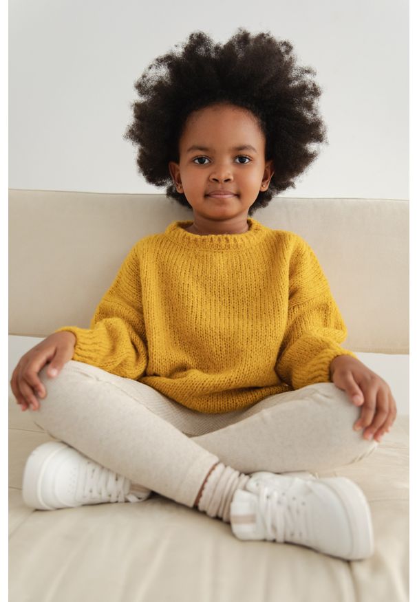 Marsala - MINI Sweter oversize z bufiastym rękawem MUSZTARDOWY - RIVERO-1. Okazja: na co dzień. Kolor: żółty. Materiał: akryl, wełna. Sezon: lato, zima, jesień, wiosna. Styl: casual