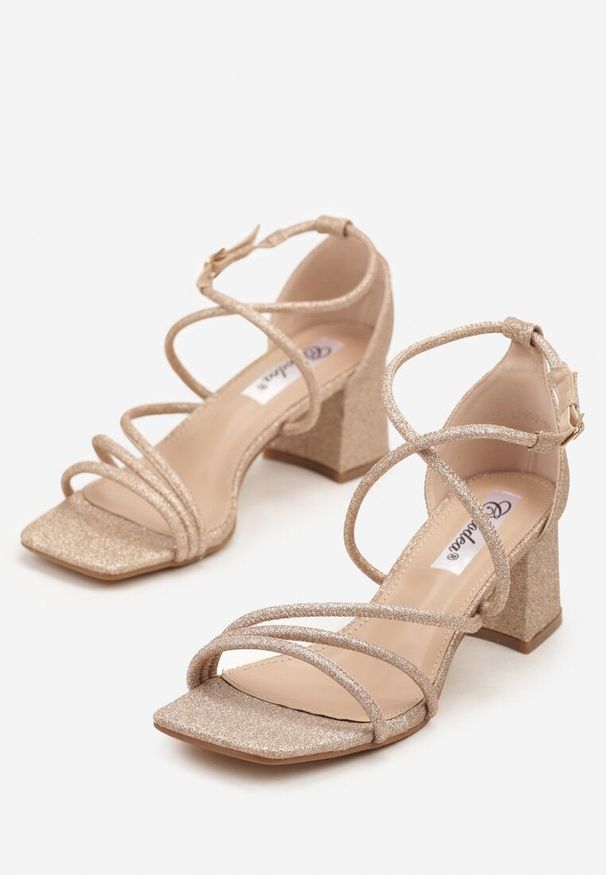 Born2be - Szampańskie Sandały na Słupku Zdobione Brokatem Dolessa. Okazja: na co dzień, na imprezę, na randkę. Kolor: złoty. Materiał: jeans. Wzór: aplikacja. Sezon: lato. Obcas: na słupku. Styl: elegancki, casual. Wysokość obcasa: średni