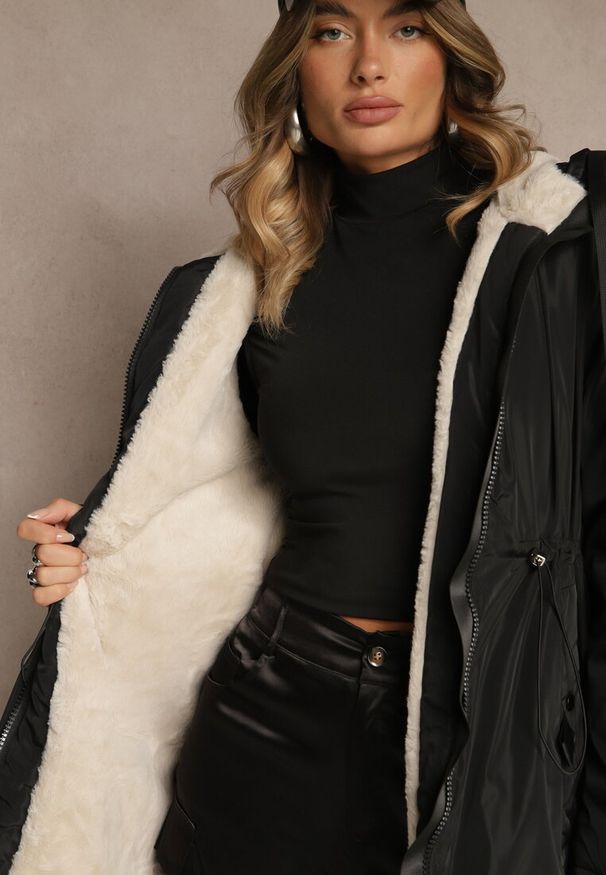 Renee - Czarna Kurtka Parka w Stylu Casual Ocieplana Futerkiem Olleania. Okazja: na co dzień. Kolor: czarny. Materiał: futro. Wzór: aplikacja. Styl: casual