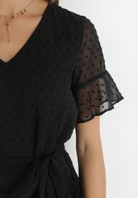 Born2be - Czarna Sukienka Acalopei. Okazja: na imprezę. Typ kołnierza: dekolt w serek. Kolor: czarny. Materiał: tkanina, materiał. Typ sukienki: trapezowe. Styl: wizytowy. Długość: mini #4