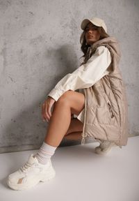 Renee - Brązowa Długa Kamizelka Pikowana z Nieodpinanym Kapturem Ozdobiona Naszywką Kasseda. Okazja: na co dzień. Kolor: brązowy. Materiał: poliester, jeans. Długość: długie. Wzór: aplikacja. Styl: casual #5