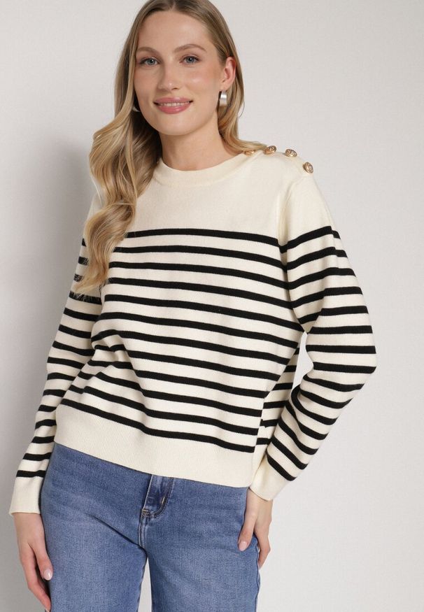 Born2be - Czarno-Kremowy Sweter z Wiskozą w Paski z Guzikami Lillenia. Okazja: na co dzień. Kolor: czarny. Materiał: wiskoza. Wzór: paski. Styl: casual, elegancki