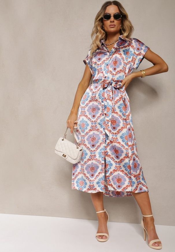 Renee - Niebiesko-Różowa Rozkloszowana Sukienka Boho z Wiskozą o Koszulowym Kroju Ozdobiona Paskiem Josofia. Kolor: niebieski. Materiał: wiskoza. Wzór: aplikacja. Sezon: lato. Typ sukienki: koszulowe. Styl: boho