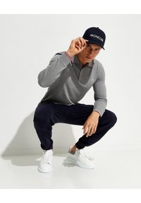 MONCLER - Szara koszulka polo. Typ kołnierza: polo. Kolor: szary. Materiał: bawełna. Długość rękawa: długi rękaw. Długość: długie. Wzór: aplikacja #3