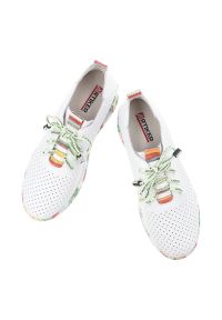 Półbuty damskie Artiker, skóra naturalna perforowana cholewka kolorowe sznurówki ozdobny język platformowa lekka podeszwa, białe, 58C0598. Okazja: na spacer, na co dzień. Zapięcie: sznurówki. Kolor: biały. Materiał: skóra. Szerokość cholewki: normalna. Wzór: kolorowy. Sezon: lato. Sport: turystyka piesza #5