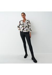 Mohito - Bluzka w kwiaty - Czarny. Kolor: czarny. Wzór: kwiaty #1