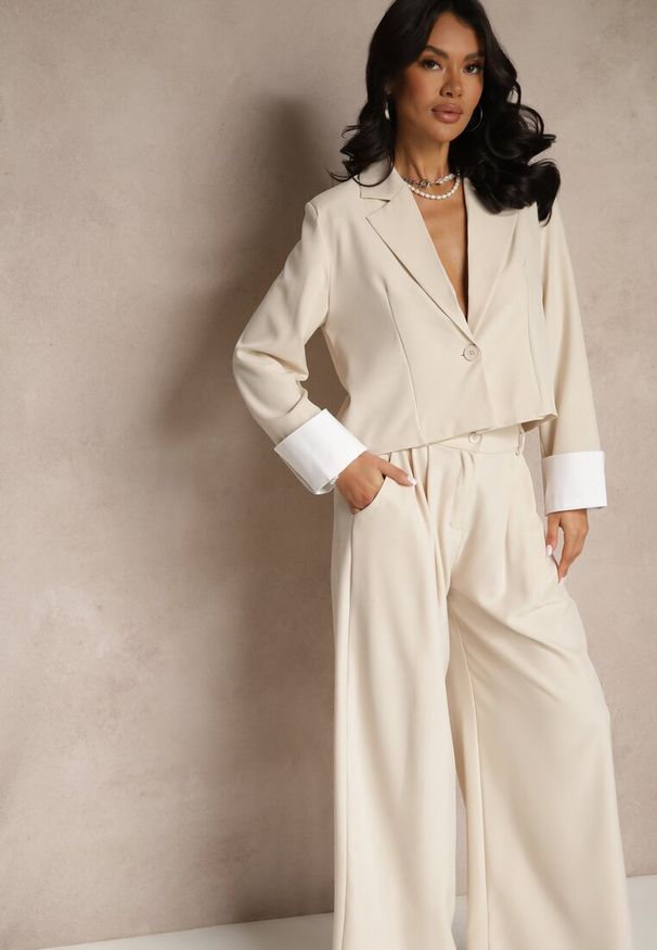 Renee - Beżowy Garniturowy Komplet Marynarka i Spodnie z Kontrastującymi Zdobieniami Davirielle. Kolor: beżowy. Wzór: aplikacja
