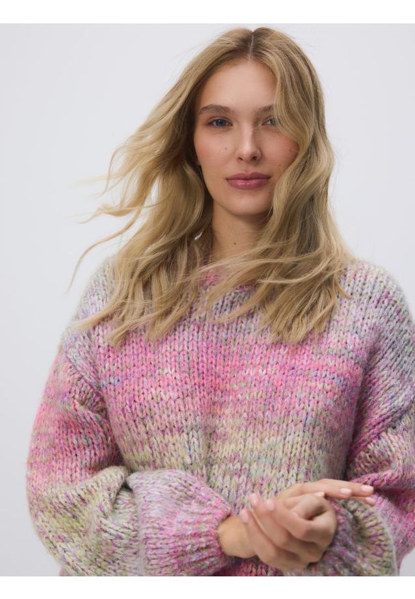 Reserved - Sweter z obniżoną linią ramion - różowy. Kolor: różowy. Materiał: dzianina