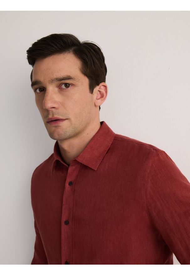 Reserved - Lniana koszula regular fit - bordowy. Kolor: czerwony. Materiał: len