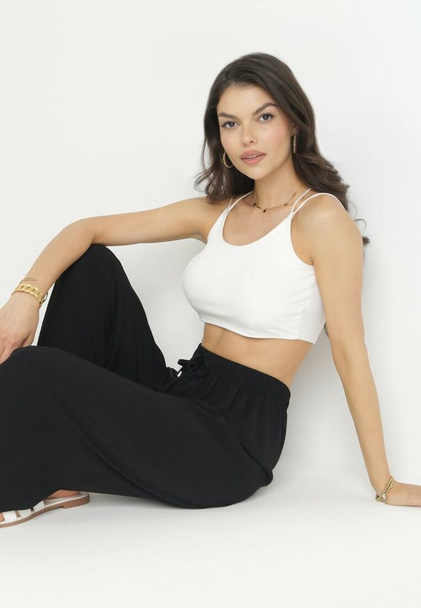 Born2be - Czarne Szerokie Spodnie z Gumką w Pasie Koia. Kolor: czarny. Materiał: tkanina. Wzór: gładki. Sezon: wiosna