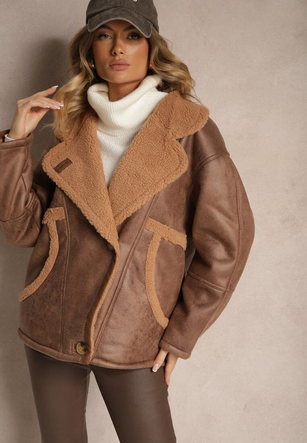 Renee - Brązowa Kurtka Typu Biker o Kroju Oversize z Futrzaną Podszewką i Guzikami Nikilina. Okazja: na co dzień. Kolor: brązowy. Materiał: futro. Długość rękawa: długi rękaw. Długość: długie. Styl: rockowy, casual, elegancki