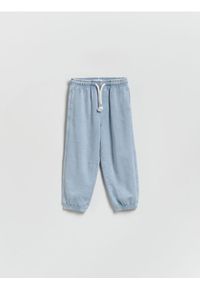 Reserved - Dresowe spodnie z efektem sprania - jasnoniebieski. Kolor: niebieski. Materiał: dresówka