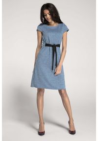 Nommo - Dzianinowa Niebieska Sukienka o Kroju Litery A z Wbudowanym Paskiem. Kolor: niebieski. Materiał: dzianina #1