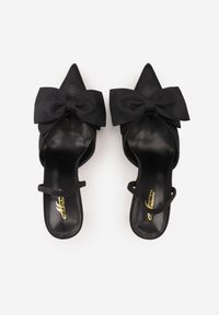 Renee - Czarne Szpilki o Satynowym Wykończeniu z Aplikacją w Kształcie Kokardy Gihaen. Okazja: do pracy. Kolor: czarny. Materiał: satyna. Wzór: aplikacja. Obcas: na szpilce #7