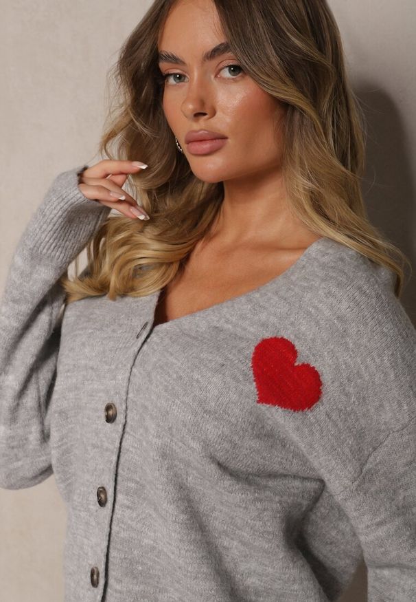 Renee - Jasnoszary Rozpinany Kardigan Ozdobiony Sercem Miathia. Okazja: na co dzień. Typ kołnierza: dekolt w kształcie V. Kolor: szary. Materiał: jeans. Wzór: aplikacja. Styl: elegancki, casual