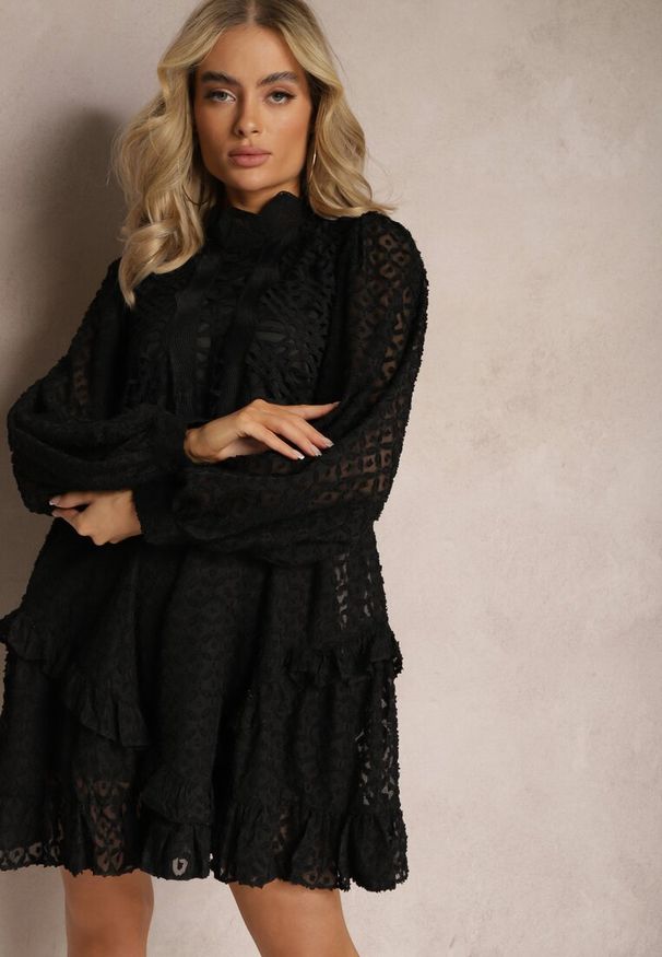 Renee - Czarna Ażurowa Sukienka Mini o Rozkloszowanym Fasonie z Falbankami Beline. Okazja: na co dzień. Typ kołnierza: kołnierz z falbankami. Kolor: czarny. Wzór: ażurowy. Typ sukienki: trapezowe. Materiał: tkanina. Długość rękawa: długi rękaw. Styl: casual. Długość: mini