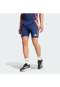 Adidas - Spodenki treningowe Manchester United Tiro 2024/25. Kolor: czerwony, niebieski, wielokolorowy. Materiał: materiał. Sport: fitness, piłka nożna